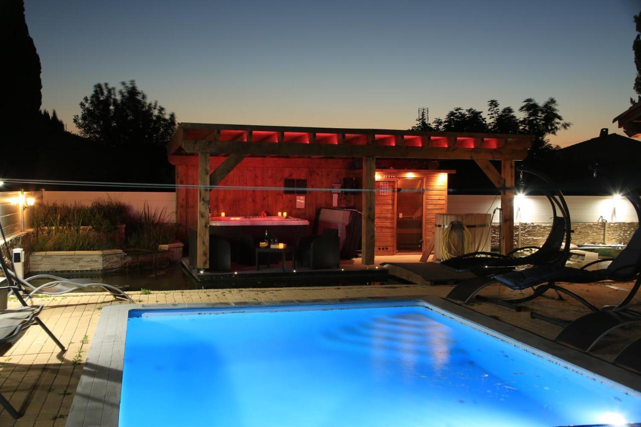 Chalet Mont Ventoux Et Chalet Vip Camaret-sur-Aigues Exterior photo